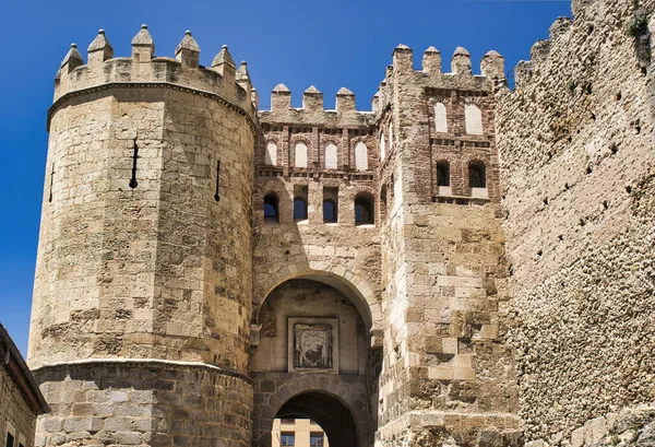 スペインのセゴビアにある聖アンドリュー門の古代の建物の閉鎖ショット — ストック写真