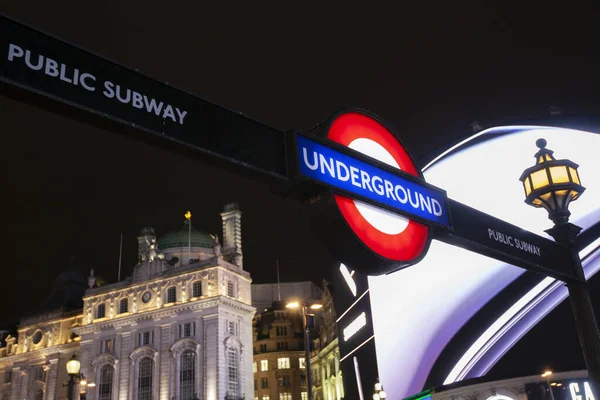 Una Toma Ángulo Bajo Signo Del Metro Público Subterráneo Londres —  Fotos de Stock