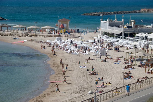 Tel Aviv Israel Μαΐου 2021 Άνθρωποι Απολαμβάνουν Καλοκαίρι Στην Παραλία — Φωτογραφία Αρχείου