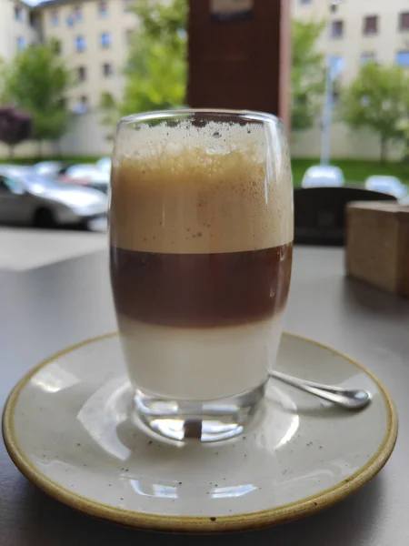 Een Verticaal Shot Van Een Melkachtige Koffie Een Outdoor Cafe — Stockfoto