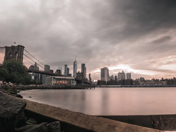 Krásný Záběr Brooklynský Most Mrakodrapy New Yorku Oblačného Dne — Stock fotografie