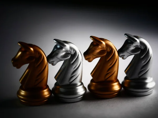 Detailní Záběr Kovových Zlatých Stříbrných Šachových Figurek — Stock fotografie