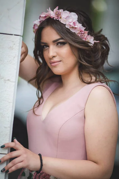 Young Woman Dress Hairband Flowers — Stock Photo, Image