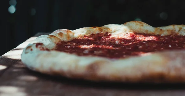 Selektiv Fokusbild Den Läckra Och Aptitretande Pizzan Ett Träbord — Stockfoto