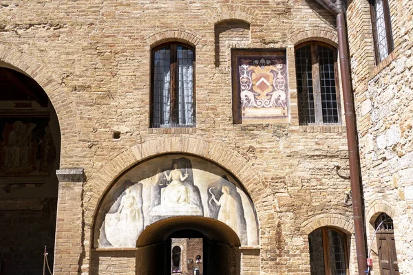 Ein Alter Eingang Mit Kunstbogen Einem Backsteingebäude San Gimignano Siena — Stockfoto