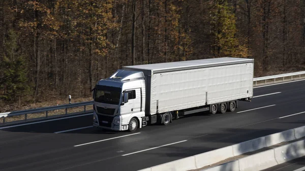 Uno Scatto Selettivo Grosso Camion Che Cavalca Una Strada Asfaltata — Foto Stock