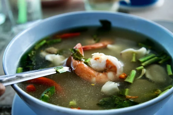 Primer Plano Una Sopa Saludable Con Camarones Verduras — Foto de Stock