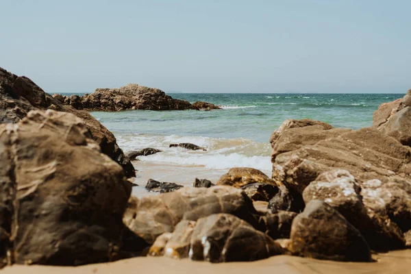 在Arrabida自然公园岩石海岸拍摄的泡沫波特写 — 图库照片