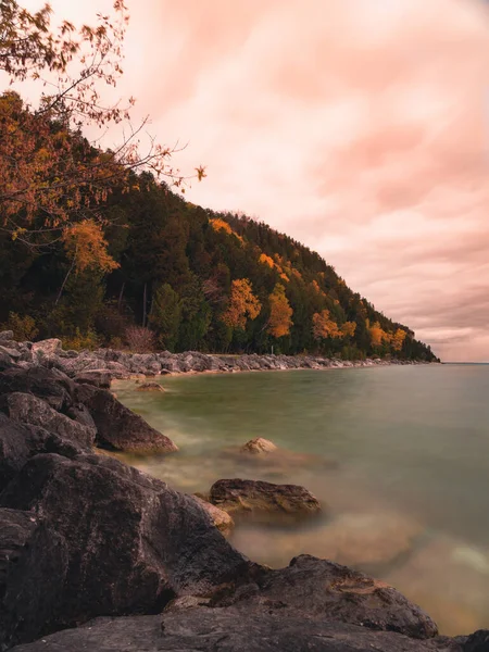 Une Plage Rochers Dans Une Île Aux Arbres Colorés — Photo