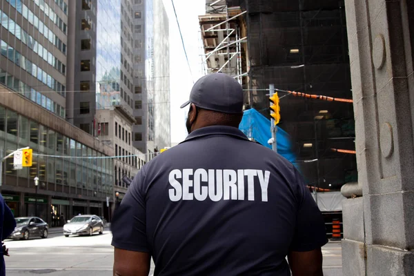 Guardia Seguridad Uniforme Patrullando Una Zona Residencial — Foto de Stock