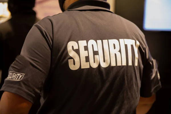 Visão Traseira Guarda Segurança Patrulhamento Uniforme Prédio Comercial — Fotografia de Stock