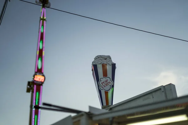 Una Toma Ángulo Bajo Enorme Cartel Palomitas Maíz Parque Atracciones —  Fotos de Stock