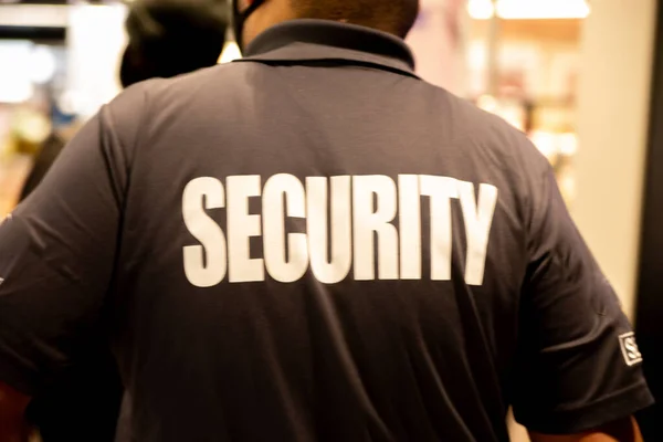 Vista Trasera Guardia Seguridad Uniforme Patrullando Edificio Comercial — Foto de Stock