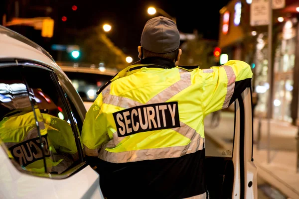 Vista Trasera Guardia Seguridad Parado Junto Coche Seguridad Ciudad Nocturna — Foto de Stock