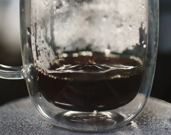 Ein Glas Heißen Schwarzen Kaffee Auf Dem Tisch — Stockfoto