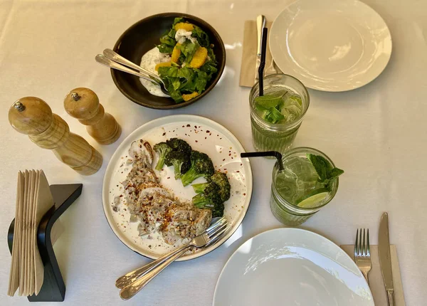 Una Vista Superior Delicioso Almuerzo Saludable Con Plato Brócoli Mojito — Foto de Stock