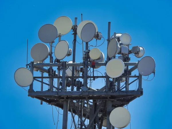 Tiro Close Uma Torre Celular Repetidor Isolado Céu Azul Claro — Fotografia de Stock