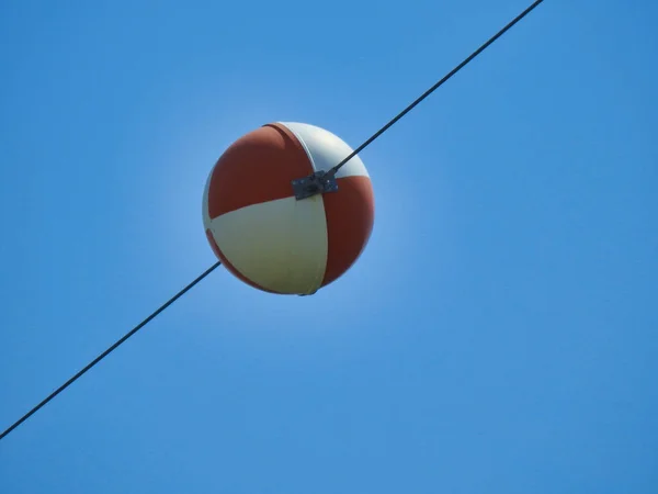 Primo Piano Colpo Una Palla Filo Isolato Cielo Blu Chiaro — Foto Stock