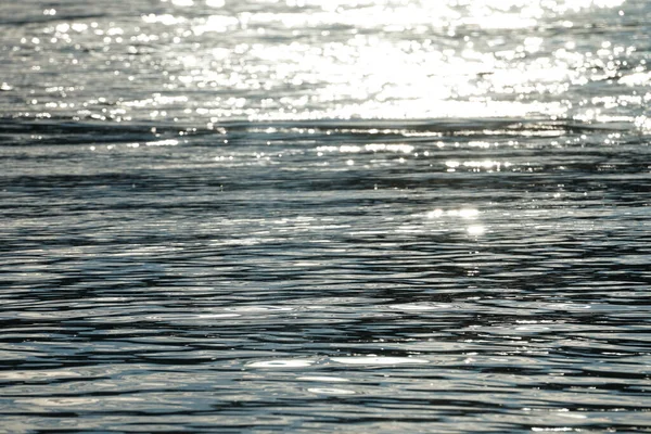 在明亮的阳光映照下拍出的美丽的海浪 — 图库照片