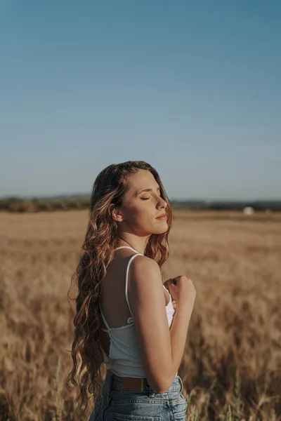 Uma Linda Mulher Espanhola Loira Que Banha Sol Campo Trigo — Fotografia de Stock