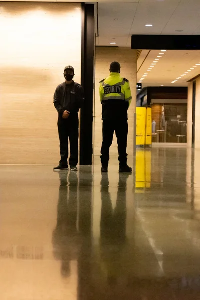 Низкоугольный Снимок Охранников Патрулирующих Внутри Коммерческого Здания — стоковое фото