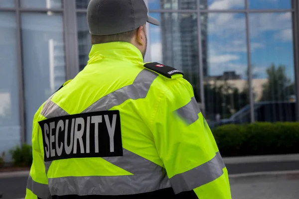 Guardia Seguridad Uniforme Patrullando Una Zona Residencial — Foto de Stock