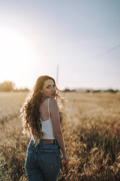 Una Foto Vertical Una Española Sexy Con Pelo Rubio Mirando —  Fotos de Stock