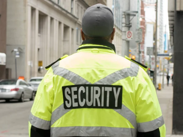 Guarda Segurança Uniforme Patrulhando Uma Área Residencial — Fotografia de Stock