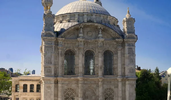 Primer Plano Mezquita Ortakoy Bajo Cielo Azul Estambul — Foto de Stock