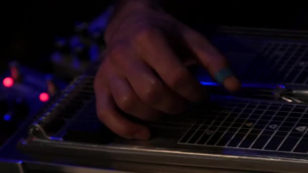 Mise Point Peu Profonde Musicien Masculin Jouant Une Guitare Pédale — Video