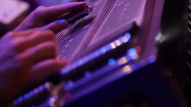 Foco Superficial Músico Masculino Tocando Uma Guitarra Aço Pedal — Vídeo de Stock