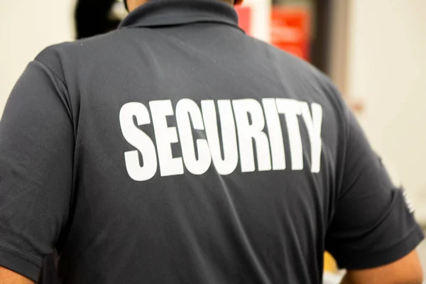 Vista Trasera Guardia Seguridad Uniforme Patrullando Edificio Comercial — Foto de Stock