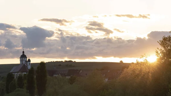 Eine Kapelle Auf Einem Feld Bei Sonnenuntergang — Stockfoto