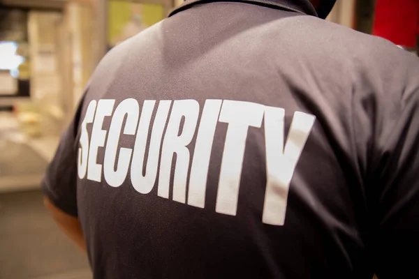 Vista Trasera Guardia Seguridad Uniforme Patrullando Edificio Comercial — Foto de Stock