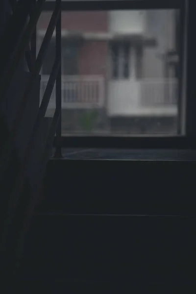 窓につながる階段の垂直ショット — ストック写真