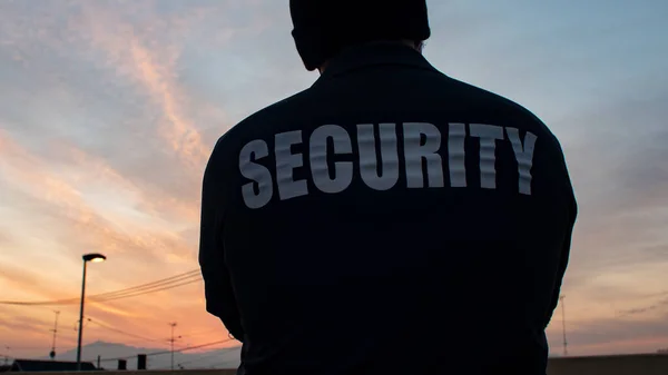 Una Vista Trasera Guardia Seguridad Mirando Por Calle Puesta Sol — Foto de Stock