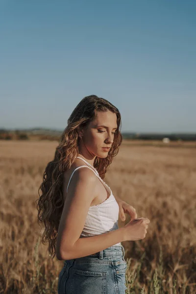 Plan Vertical Une Belle Espagnole Avec Des Serrures Blondes Bouclées — Photo