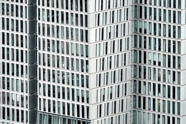 Közelkép Egy Felhőkarcoló Homlokzatáról Hosszúkás Téglalap Alakú Ablakokkal — Stock Fotó