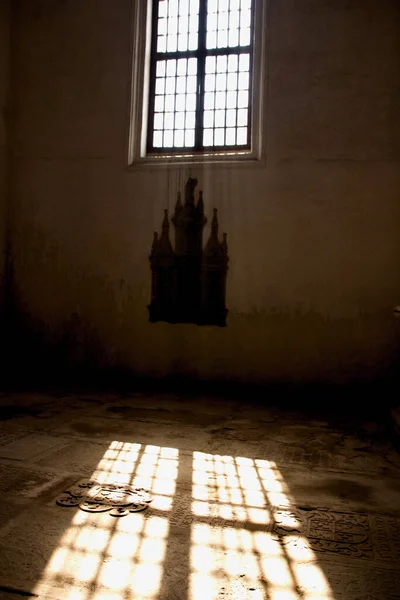 Tiro Vertical Uma Sala Escura Com Luz Solar Passando Pela — Fotografia de Stock