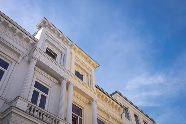 Tiro Ângulo Baixo Uma Fachada Belo Edifício Branco Bremen Alemanha — Fotografia de Stock