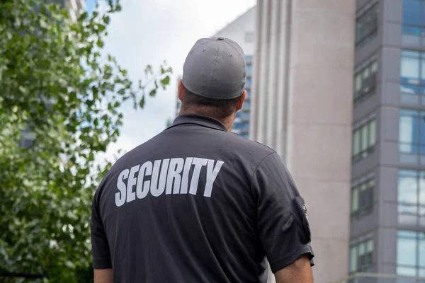 Segurança Uniforme Patrulhando Uma Área Residencial — Fotografia de Stock