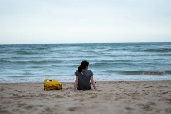 Detailní Záběr Ženy Relaxující Pláži Modrém Oceánu Pozadí — Stock fotografie