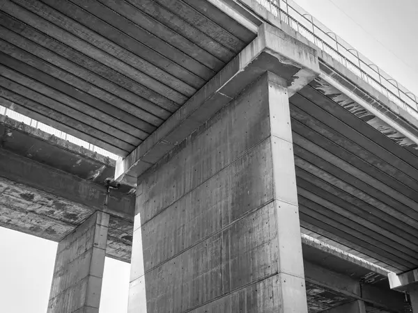 Grayscale Low Angle Shot Concrete Bridge — Stock Photo, Image