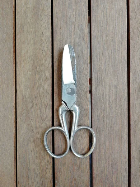 Una Vista Superior Tijeras Plata Sobre Fondo Madera — Foto de Stock