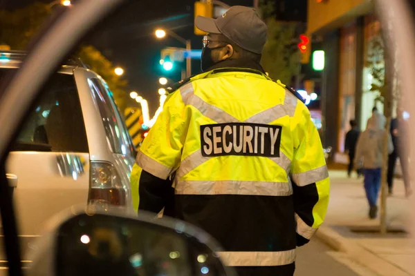 Vista Trasera Guardia Seguridad Parado Junto Coche Seguridad Ciudad Nocturna — Foto de Stock