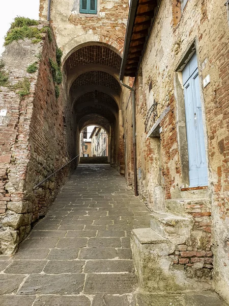 Tiro Vertical Antigo Arco Viela Peccioli Toscana — Fotografia de Stock