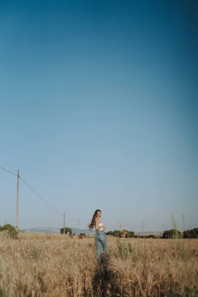 Una Foto Vertical Una Hermosa Rubia Española Mirando Cámara Campo — Foto de Stock