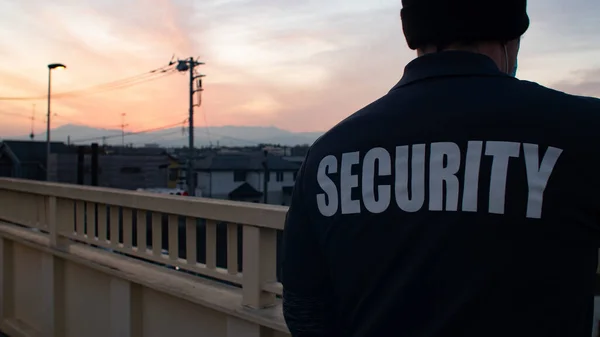 Una Vista Trasera Guardia Seguridad Mirando Por Calle Puesta Sol — Foto de Stock