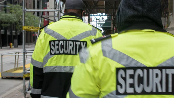 Guardia Seguridad Uniforme Patrullando Una Zona Residencial — Foto de Stock