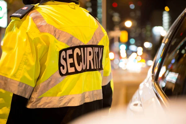 Una Vista Trasera Guardia Seguridad Caminando Por Calle Gran Ciudad — Foto de Stock